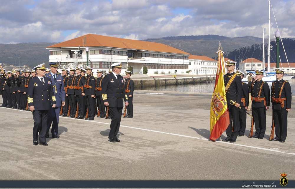 SM El Rey pasa revista al batallón de alumnos acompañado por el almirante general Zaragona (Ajema)